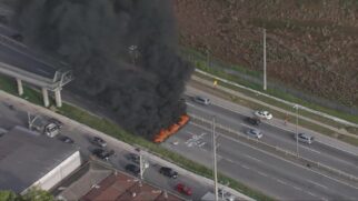 Manifestantes escreveram na pista "Auxílio emergencial já" e atearam fogo em pneus para fechar a via