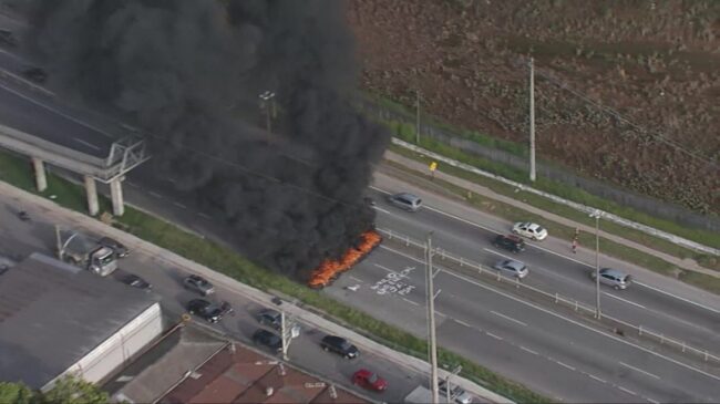 Manifestantes escreveram na pista "Auxílio emergencial já" e atearam fogo em pneus para fechar a via