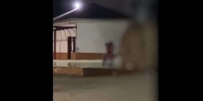 Casal fica à vontade - até demais - em praça de Caraguatatuba