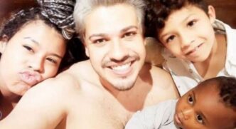 Ricardo Reis de Faria e Vieira, de 33 anos, ao lado dos três filhos