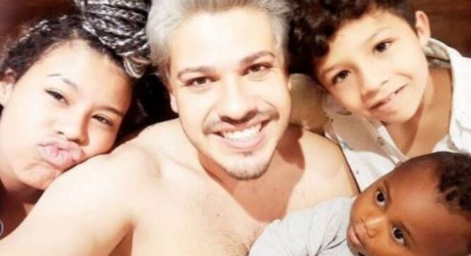 Ricardo Reis de Faria e Vieira, de 33 anos, ao lado dos três filhos