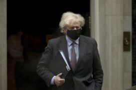 O primeiro-ministro britânico, Boris Johnson, apresentou o plano nacional de reabertura gradual da economia nesta segunda-feira