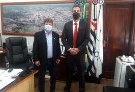 Novo Delegado de Polícia, Wesley Almeida Cirineu (dir.) é recebido pelo prefeito de Tietê Vlamir Sandei Tietê (esq.)