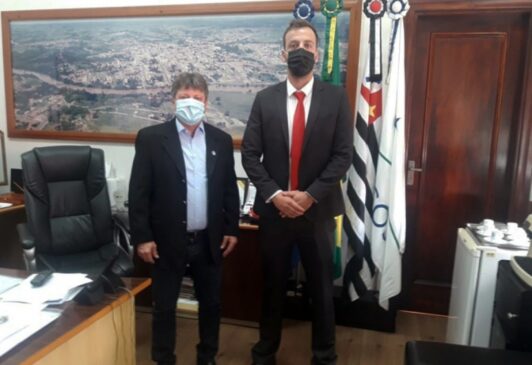 Novo Delegado de Polícia, Wesley Almeida Cirineu (dir.) é recebido pelo prefeito de Tietê Vlamir Sandei Tietê (esq.)