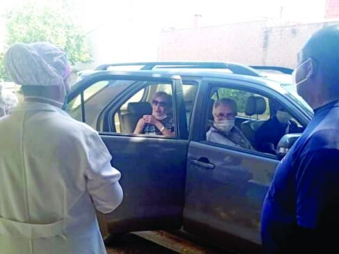 Tarcísio Meira e Glória Menezes são vacinados contra o novo coronavírus na cidade de Porto Feliz