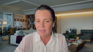 Adriana Esteves durante entrevista ao Conversa com Bial