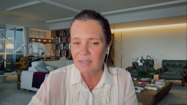 Adriana Esteves durante entrevista ao Conversa com Bial