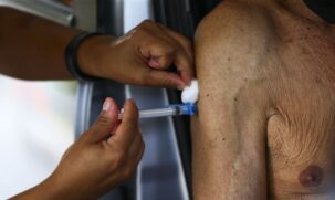 Para receber a dose do imunizante, &eacute; necess&aacute;rio apresentar documento de identidade, comprovante de endere&ccedil;o e Cart&atilde;o do SUS