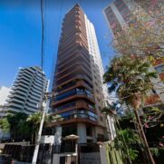 Entre os imóveis, vale destacar um apartamento de 110 m², com duas vagas de garagem, localizado no bairro Vila Clementino