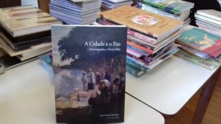 A Prefeitura de Porto Feliz realizou a doação de 100 exemplares do livro "A Cidade E O Rio - Aratitaguaba, o Porto Feliz"