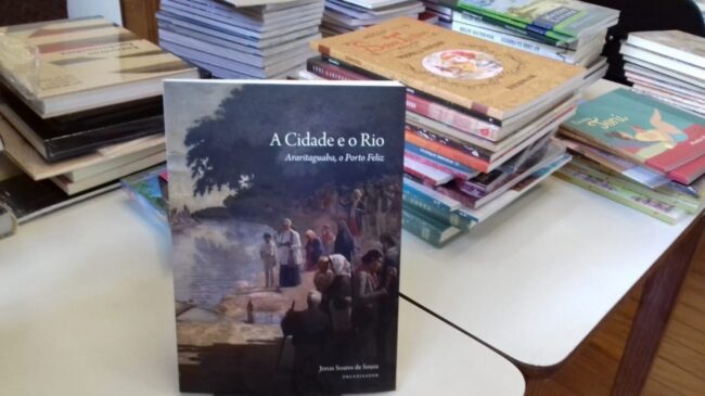 A Prefeitura de Porto Feliz realizou a doação de 100 exemplares do livro "A Cidade E O Rio - Aratitaguaba, o Porto Feliz"