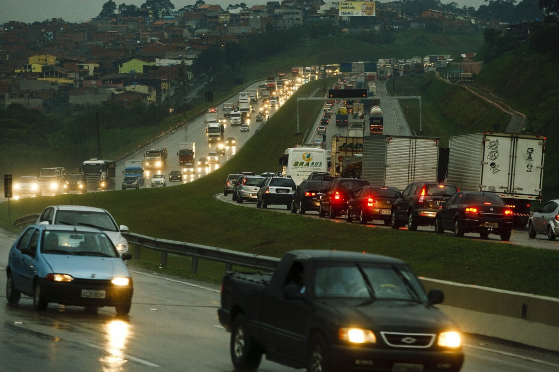 Tr&acirc;nsito no trecho oeste do Rodoanel (Foto: Daniel Marenco/Folhapress)