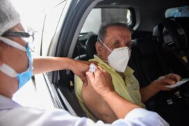 Idoso toma vacina contra a Covid na cidade de São Paulo