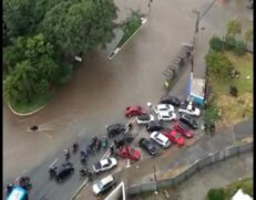 Carros ficaram ilhados na região de Santo Amaro depois da chuva na tarde deste sábado
