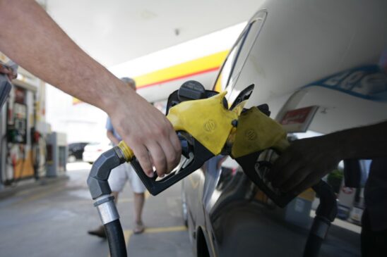 Motorista brasileiro sofre ao pagar a conta da gasolina e do diesel no posto