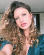 Giovanna Grigio far&aacute; parte do elenco do remake