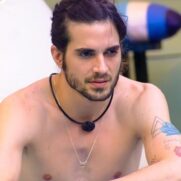 "Toda hora botando a mão no pescoço pra ver se tem microfone" Fiuk ao comentar o retorno a sua casa após o confinamento do BBB