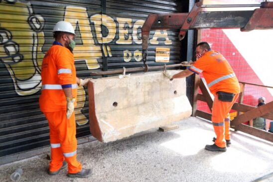 Funcionários da prefeitura interditando bar em Santo André, no ABC; locais desrespeitaram horários e registraram aglomeração