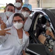 Mãe do padre Fábio de Melo é vacinada contra a Covid-19