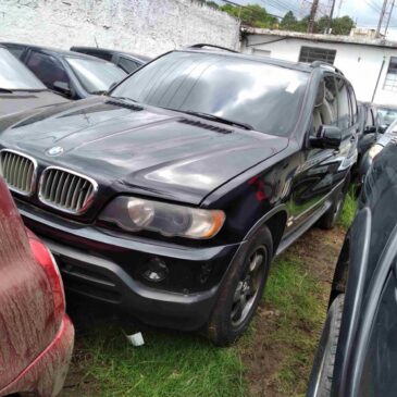 Entre os veículos com direito à documentação, vale destacar um BMW X5 FB31 (blindado), ano e modelo 2002, que pode ser arrematado a partir de R$ 16 mil