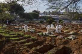 Enterro de v&iacute;timas do coronav&iacute;rus no cemit&eacute;rio da vila Formosa
