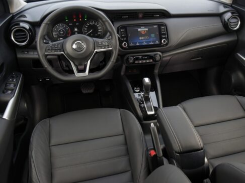 Por dentro, o Kicks traz novidades tecnológicas – restritas, como é habitual na indústria automotiva, às versões topo de linha