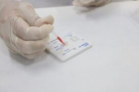 Os munícipes que testam positivo, mesmo que assintomáticos, são direcionados para duas Unidades Básicas de Saúde, que estão realizando essa busca ativa no Jardim Zaíra 1 e no Feital