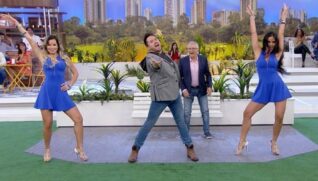 O humorista Kleber Lopes (centro), de 39 anos, intérprete do personagem 'Rick Marcos' no programa "A Praça é Nossa", do SBT