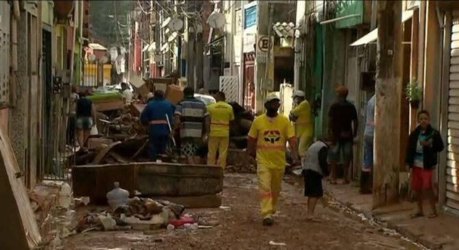 As equipes da prefeitura trabalhavam nesta e ajudavam os moradores da Vila União, os mais atingidos pela enchente