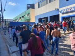 Caixa tem filas para saque do abono do PIS 2022