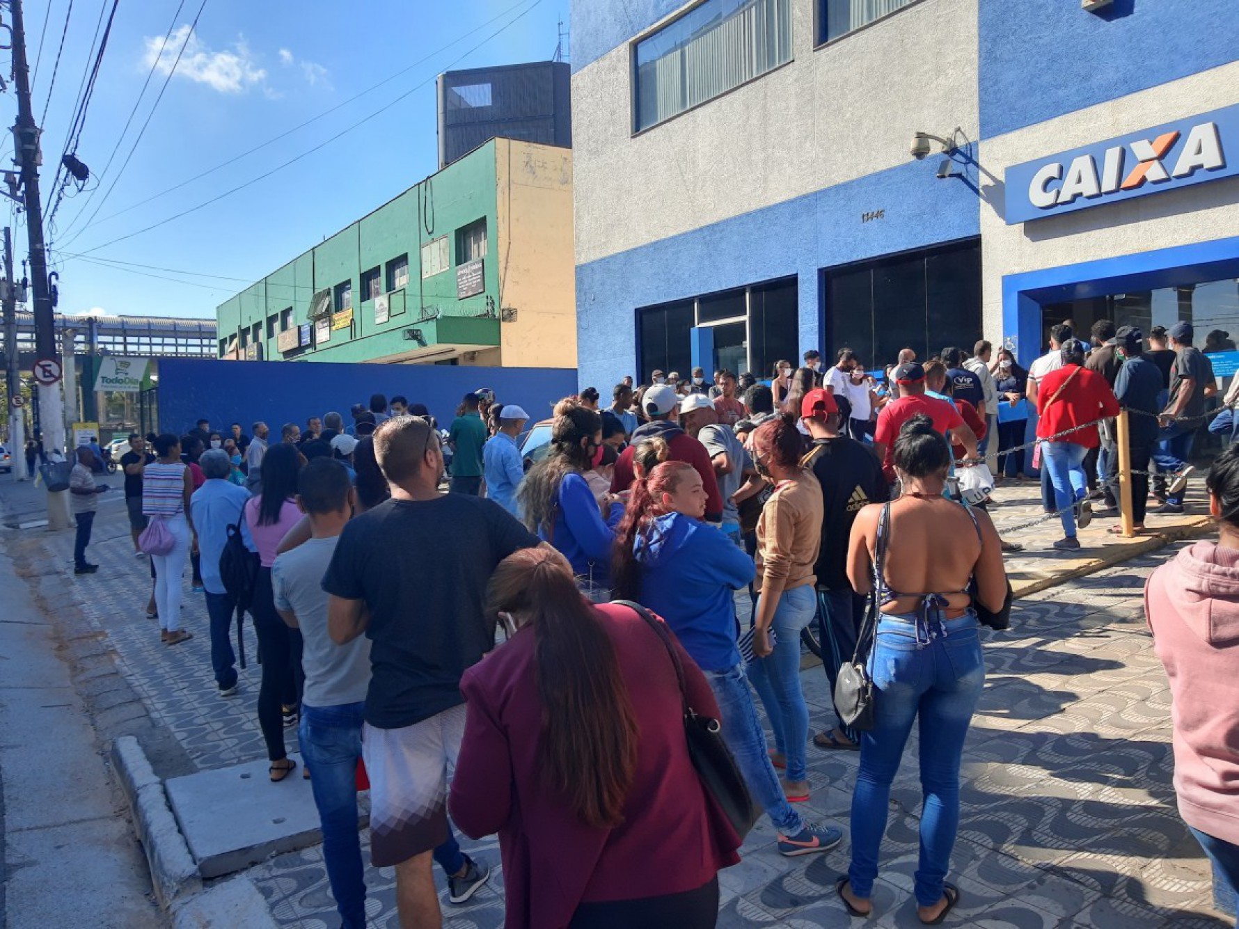 Caixa tem filas para saque do abono do PIS 2022