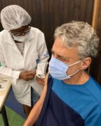 Chico Buarque compartilhou uma foto nas redes sociais sendo vacinado