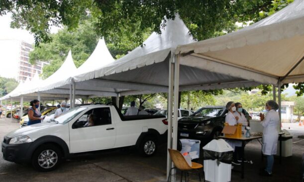 A Secretaria Estadual de Saúde do Rio informou que recebeu ontem 261,8 mil doses de CoronaVac do Ministério da Saúde