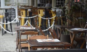 As atividades com atendimento presencial só poderão receber, em seus estabelecimentos, 40% de sua capacidade de clientes