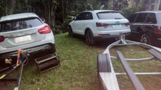 A policia encontrou 70 carros de luxo no estacionamento da residência, além de motos aquáticas