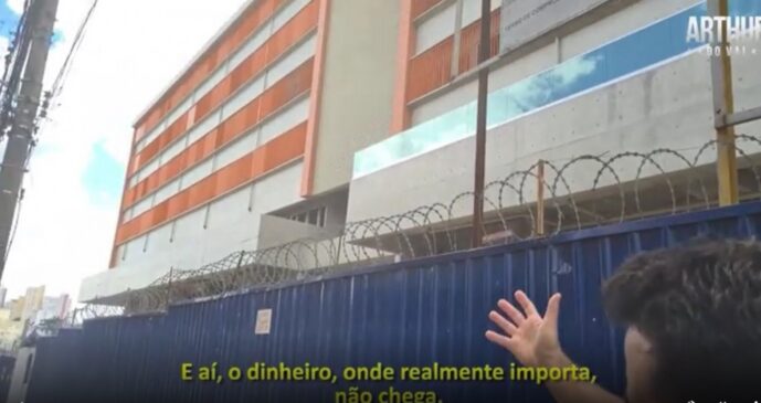 Deputado estadual Arthur do Val (Patriota) mostra obra inacabada do Complexo Hospitalar Cotoxó, na Pompeia, zona oeste da Capital
