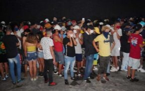 A Polícia Civil interrompeu uma festa com cerca de 500 pessoas na região do Capão Redondo, na madrugada deste sábado (13)