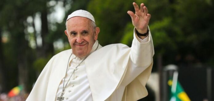 Papa passará por cirurgia de emergência.