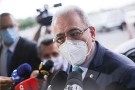 Marcelo Queiroga ao chegar na sede do ministério da Saúde para a primeira reunião com Pazuello