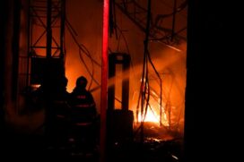 Um incêndio de grandes proporções na noite desta terça-feira, dia 16, destruiu parte uma indústria