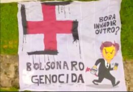Manifestantes são detidos após abrirem faixa ‘Bolsonaro genocida’ em frente ao Planalto