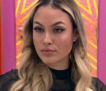 Sarah preparada para festa do BBB 21