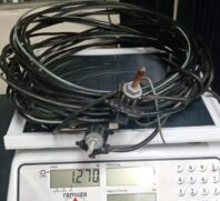 O funcionários estava com fios de cobre cuja pesagem foi superior a um quilo