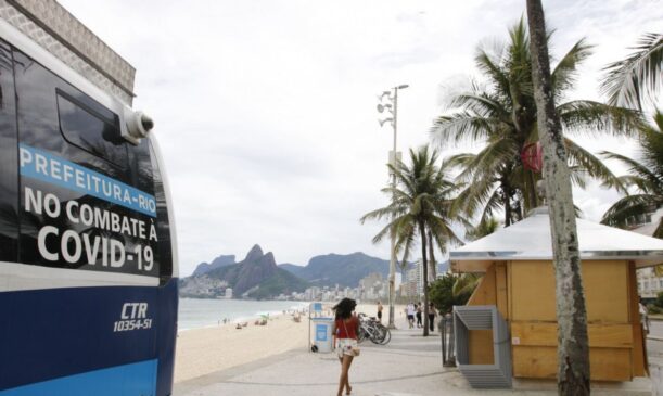 Em bares e restaurantes, a distância entre as mesas é também de dois metros