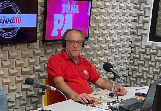 José Roberto Ercolin durante apresentação do jornal na Rádio Jovem Pan Sorocaba; jornalista morreu aos 58 anos no Interior