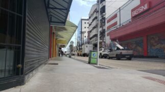 Decisão de fechar maior parte do comércio ocorre horas após Prefeitura de São Paulo decretar mega feriado.