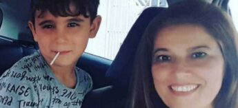 Uma mulher de 48 anos e seu filho, de 8, foram assassinados pelo vizinho por reclamarem do som alto constante.