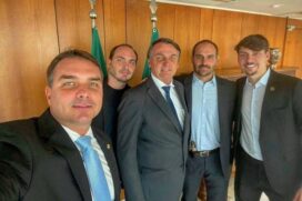 O presidente Jair Bolsonaro com o filhos Flávio, Carols, Eduardo e Renan.