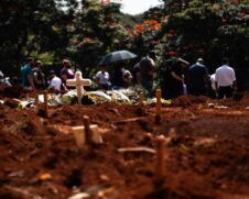 O número diário de casos, segundo a média móvel de sete dias, apresentou seu quarto dia consecutivo de quedas no Brasil