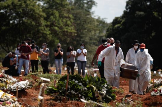 Sepultamento no cemitério da Vila Formosa, zona leste da Capital